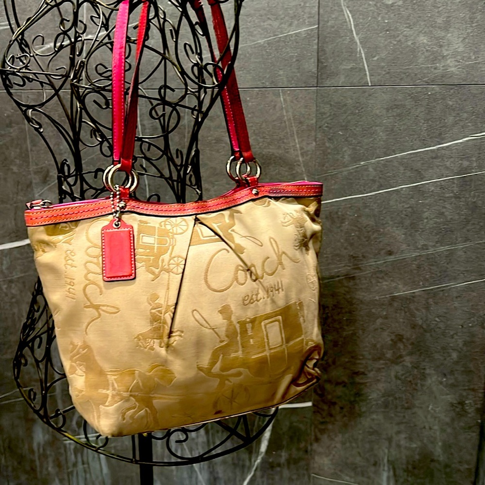 Coach 1993  vintage Stagecoach Bag. hot pink interior